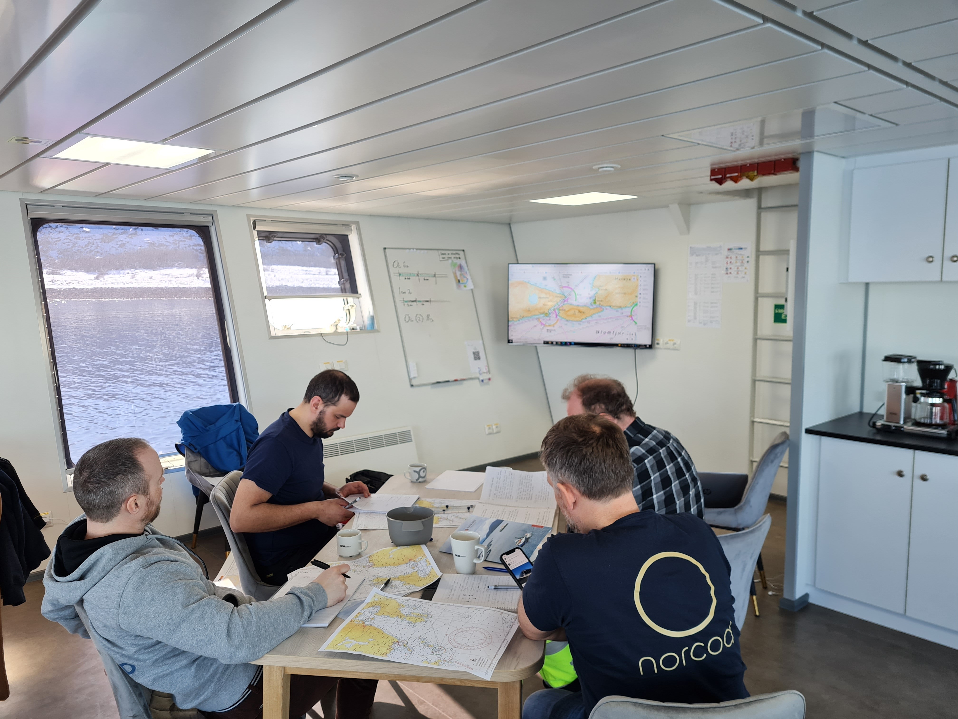 Torskeoppdrettsselskapet Norcod er ett av selskapene som har fått opplæring regi av Langset Maritime, og de fast ansatte driftsteknikerne har nå kompetansesertifikat Dekksoffiser klasse 6. Langset Maritime holdt kursene ved anleggene i Meløy og Frøya.