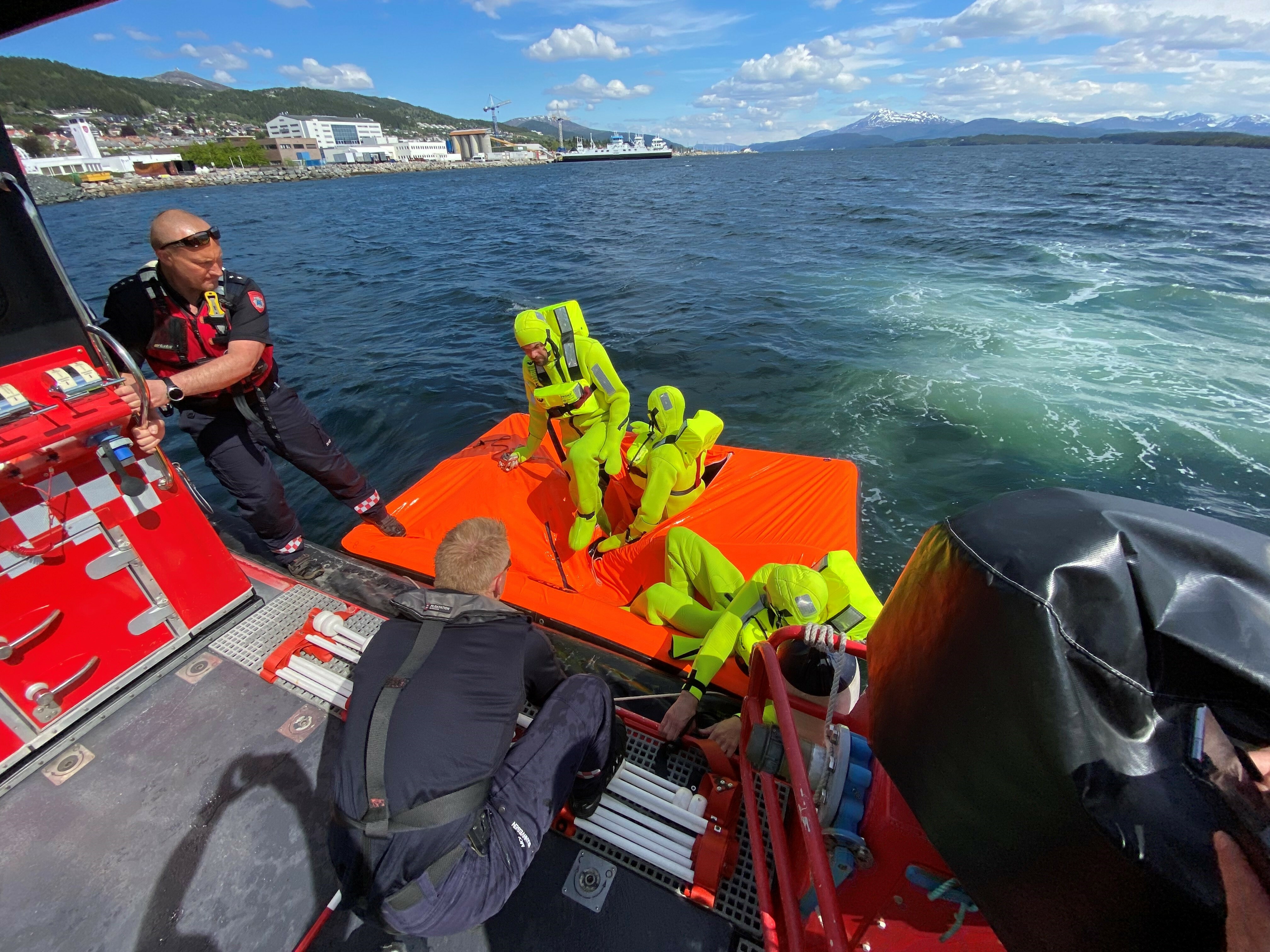 Mannskap fra Nordmøre og Romsdal Brann og redning IKS fikk blant annet praktisk trening på maritim sikkerhet da de tok kurs i regi av Langset Maritime.